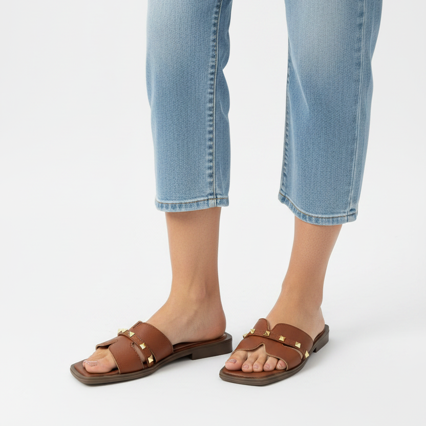 Modelo medio cuerpo mule miel cognac plana dos correas rockstud dorado Ref 8204