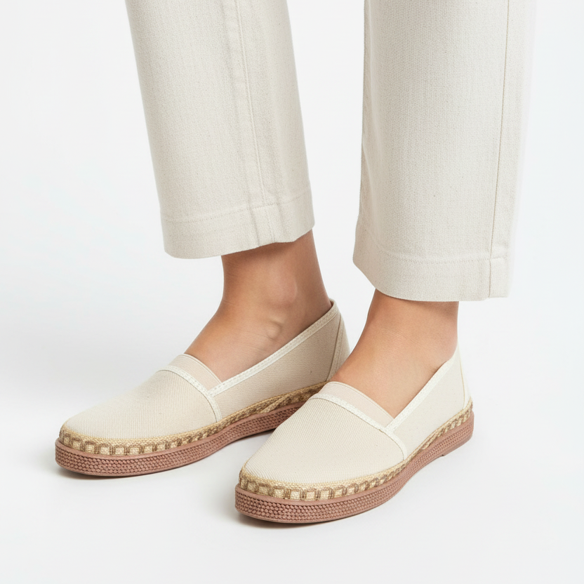 Modelo toma cerrada alpargata beige