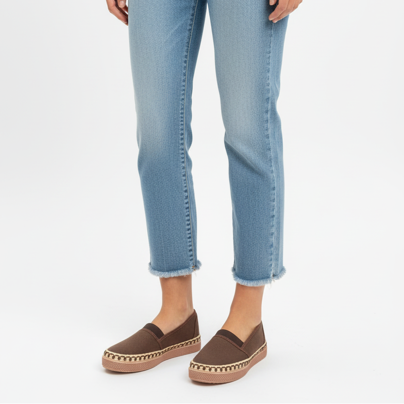 Modelo toma cerrada alpargata café