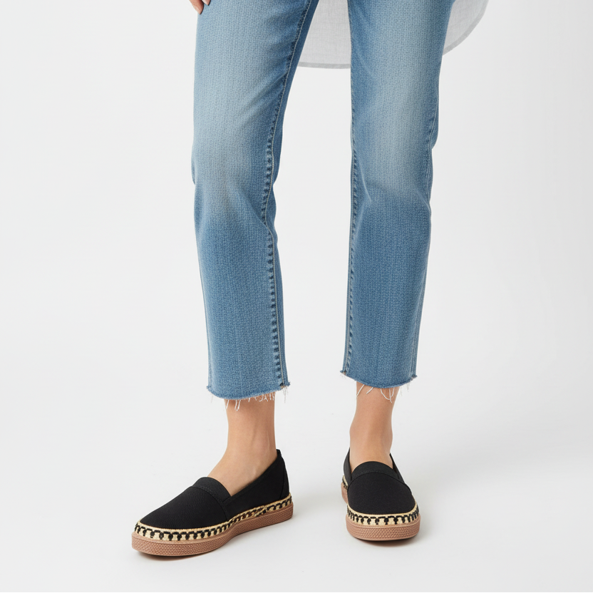 Modelo toma cerrada alpargata negra