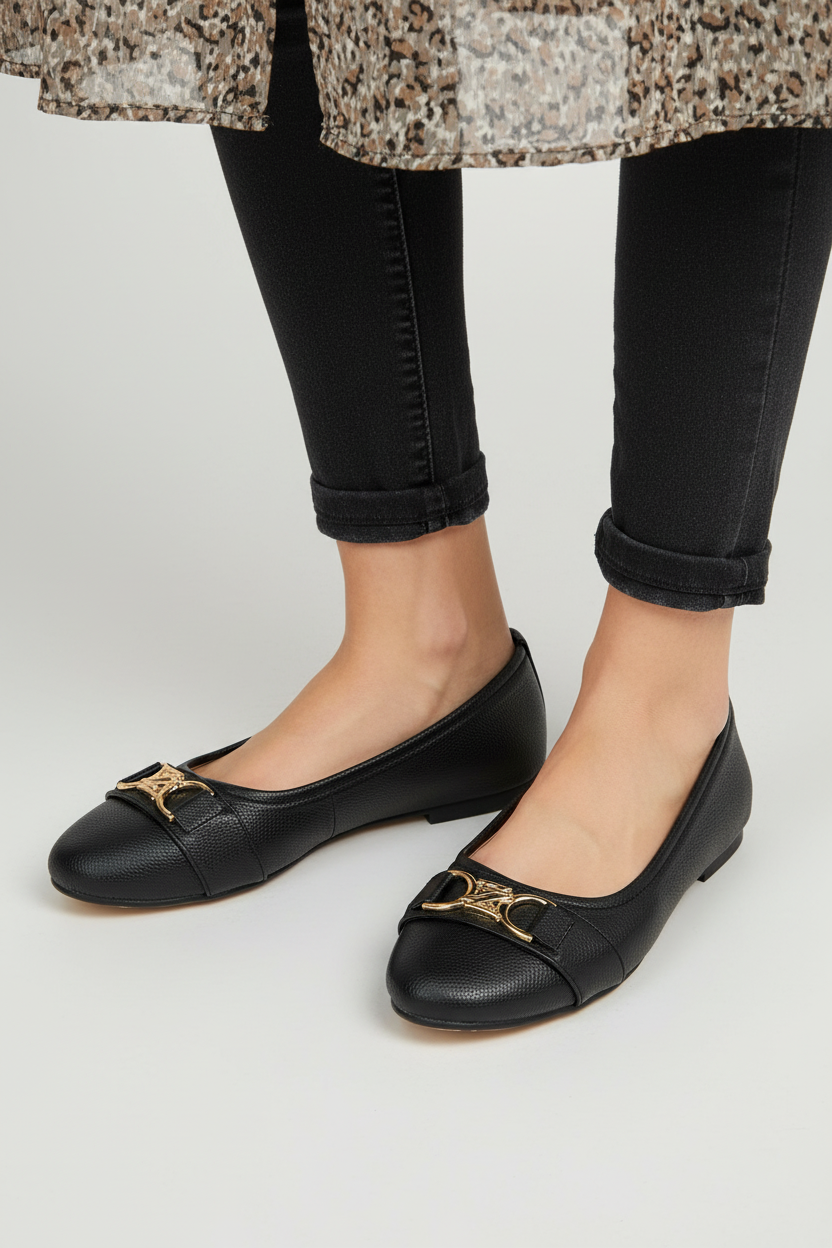 Modelo toma cerrada baleta cuero texturizado negro con hebilla dorada Ref 8147