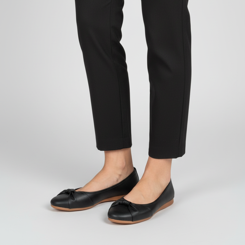 Modelo toma cerrada baleta negra moño anudado elegante Ref 8194