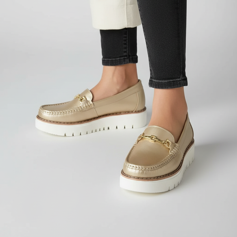 Modelo toma cerrada mocasín champaña con hebilla cadena dorada y plataforma Ref 7736