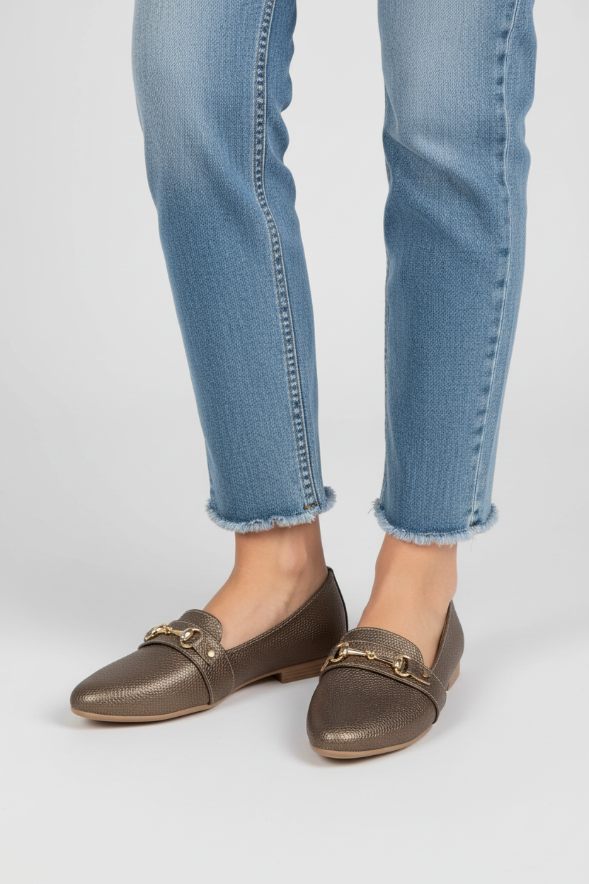 Modelo toma cerrada mocasín cuero texturizado bronce con herradura dorada Ref 8142