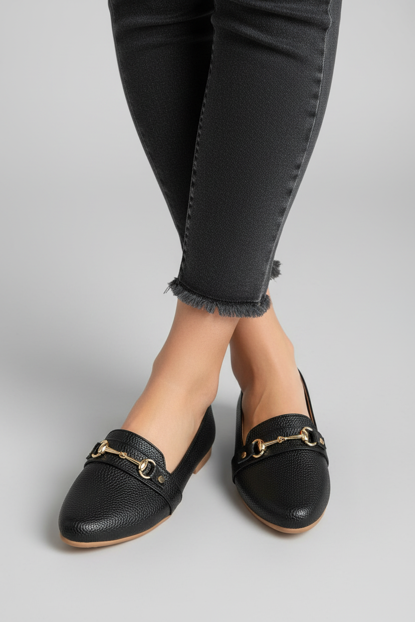 Modelo toma cerrada mocasín cuero texturizado negro con herradura dorada Ref 8142