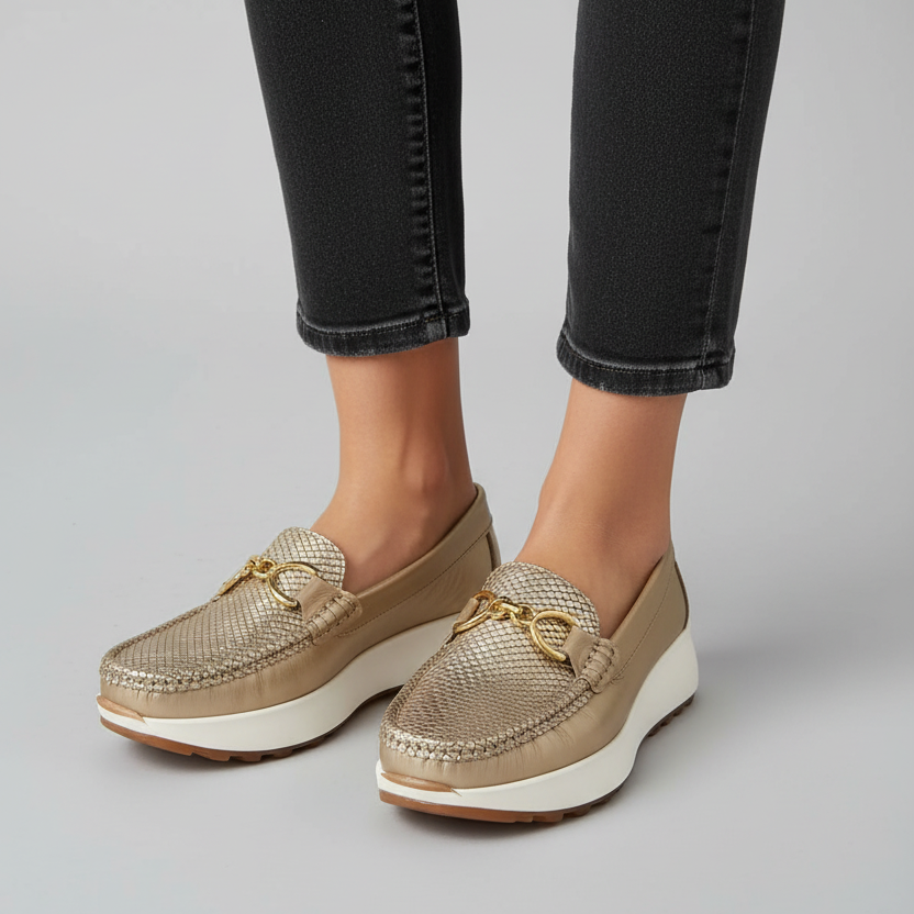 Modelo toma cerrada mocasín dorado con hebilla dorada y textura tejida Ref 7830