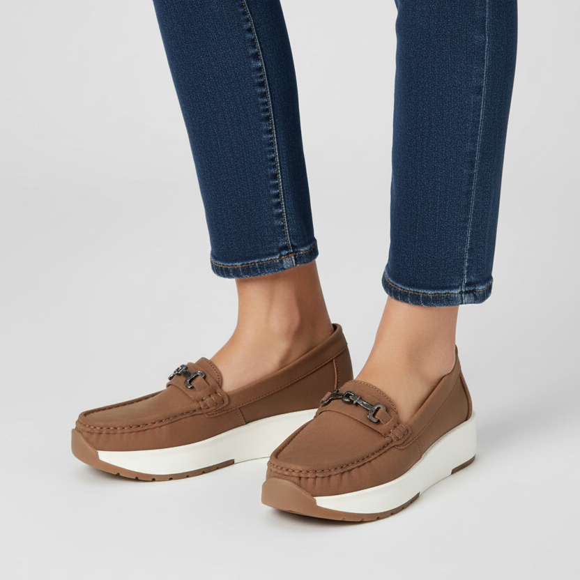 Modelo toma cerrada mocasín miel con hebilla cadena plateada y plataforma Ref 7722