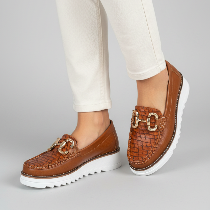 Modelo toma cerrada mocasín miel con hebilla dorada y plataforma Ref 8039