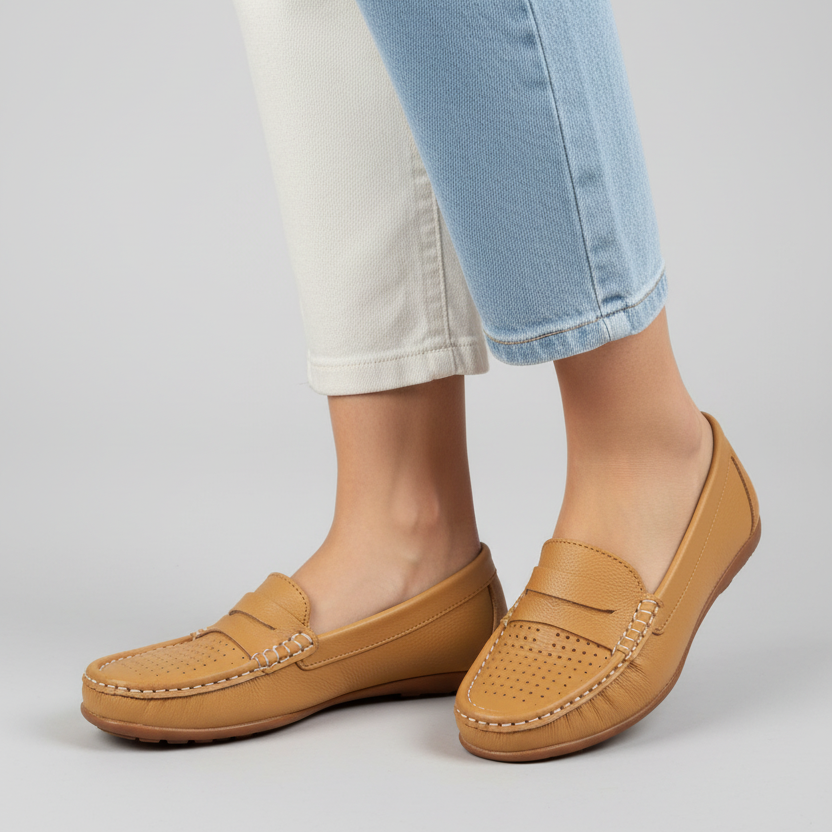 Modelo toma cerrada mocasín mostaza con perforaciones y banda Ref 8110