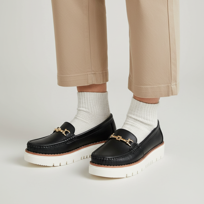 Modelo toma cerrada mocasín negro con hebilla cadena dorada y plataforma Ref 7736