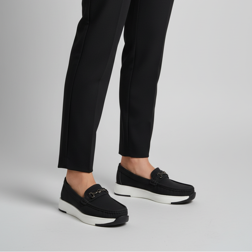 Modelo toma cerrada mocasín negro con hebilla cadena plateada y plataforma Ref 7722