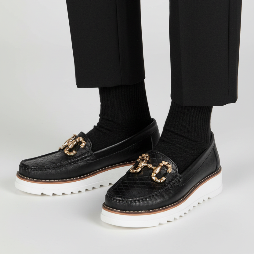 Modelo toma cerrada mocasín negro con hebilla dorada y plataforma Ref 8039
