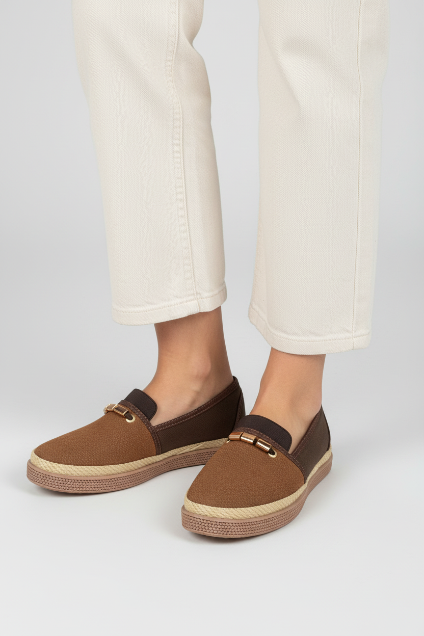 Modelo toma cerrada mocasín plataforma ante café Ref 8170