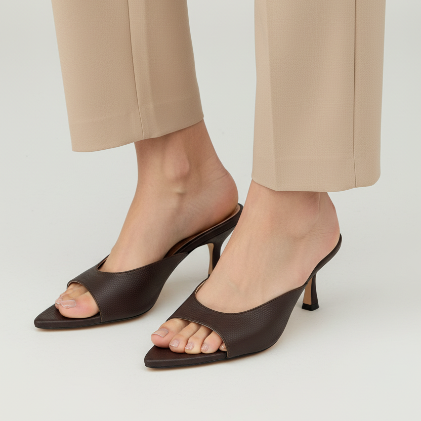 Modelo toma cerrada mule café - color y textura correctos