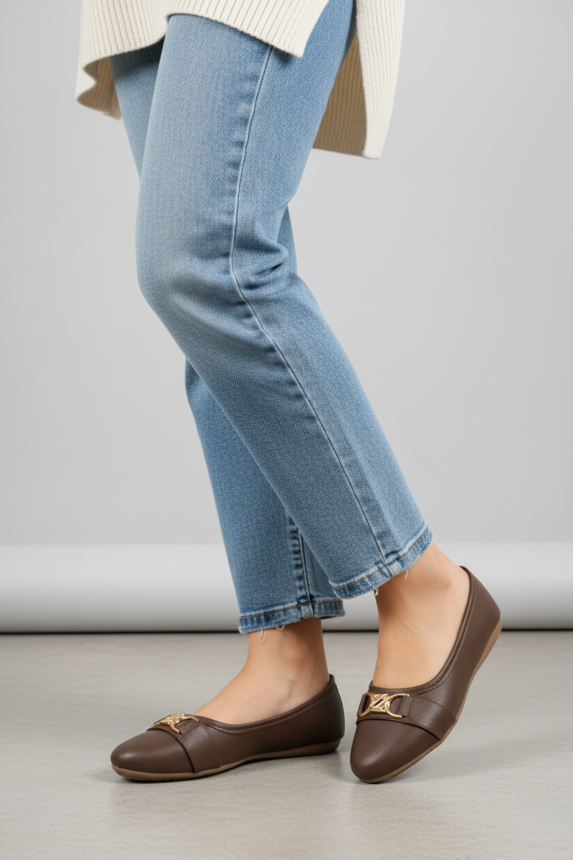 Modelo toma cerrada mule cuero texturizado café con hebilla dorada Ref 8147