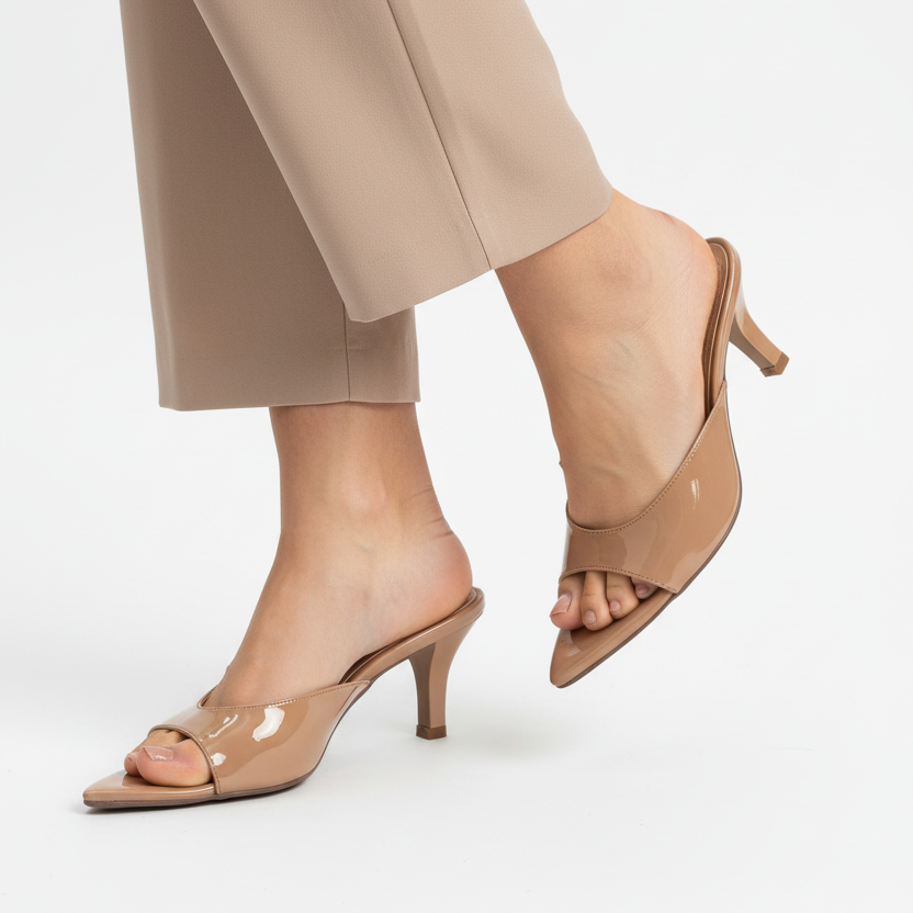 Modelo toma cerrada mule nude charol