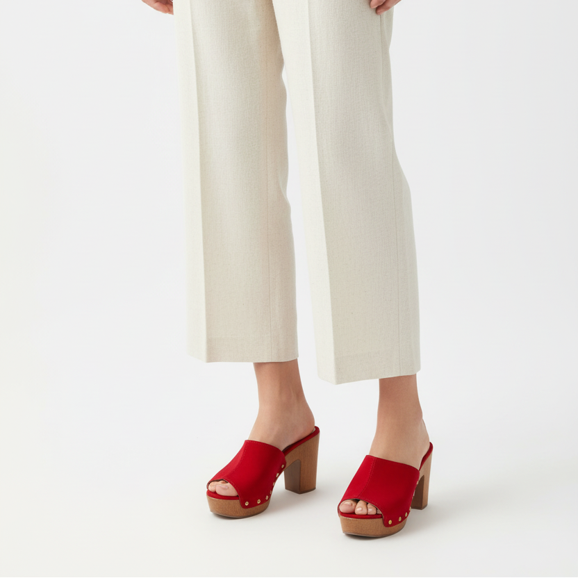 Modelo toma cerrada roja