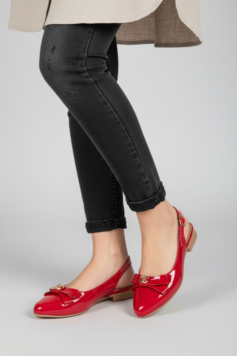 Modelo toma cerrada sandalia destalonada charol rojo tacón bajo y correa simple Ref 8143