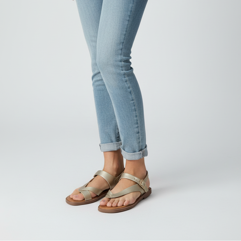 Modelo toma cerrada sandalia dorada