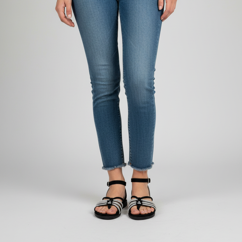 Modelo toma cerrada sandalia plana negra - exacta a la imagen de referencia