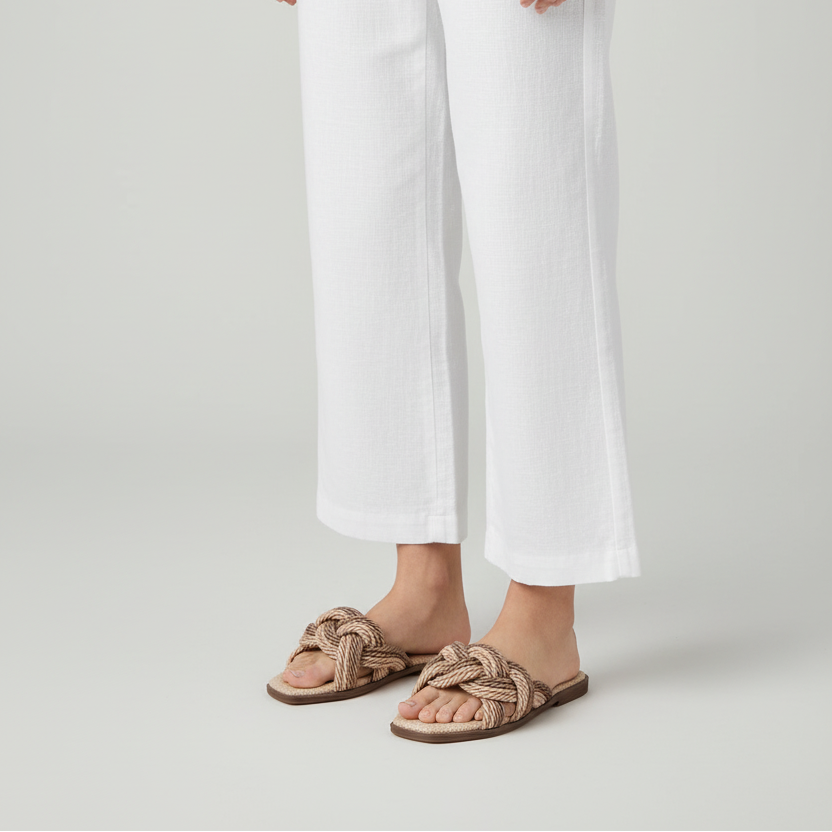 Modelo toma cerrada sandalia slide almendra - corregida