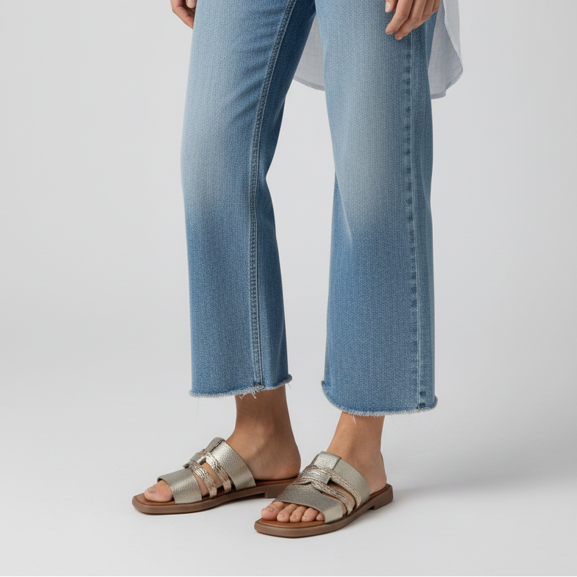 Modelo toma cerrada sandalia slide dorada