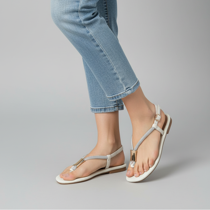 Modelo toma cerrada sandalia T-strap blanca con pedrería