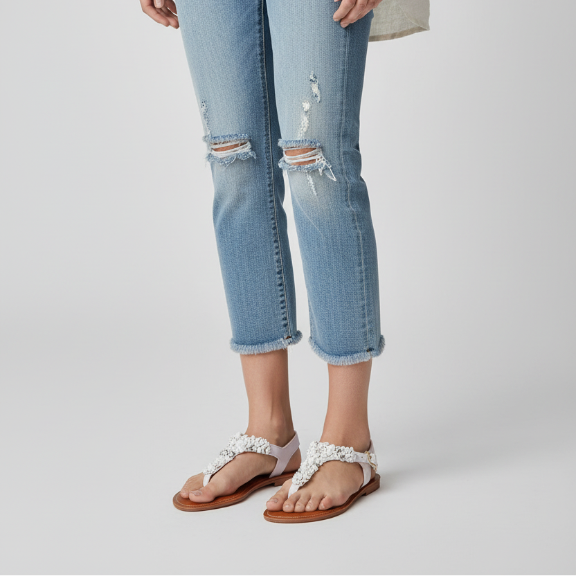 Modelo toma cerrada sandalia T-strap blanca con pedrería