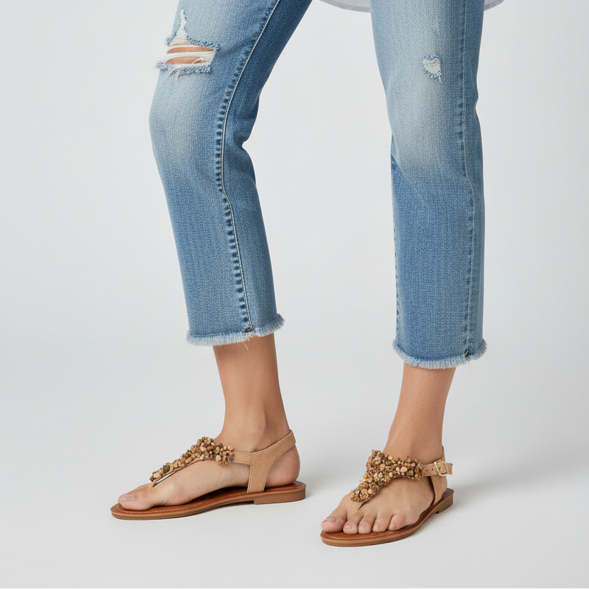 Modelo toma cerrada sandalia T-strap camel con pedrería