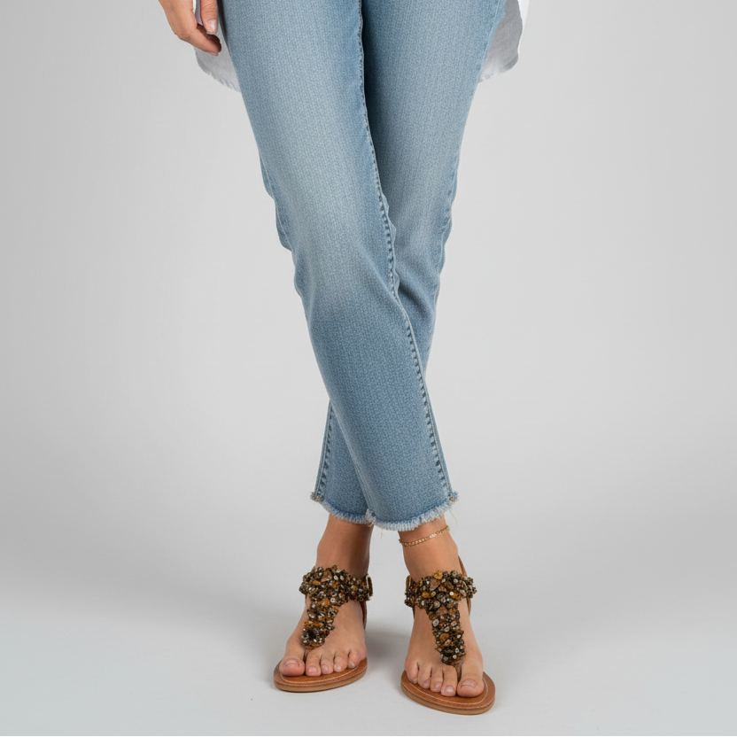 Modelo toma cerrada sandalia T-strap miel con pedrería