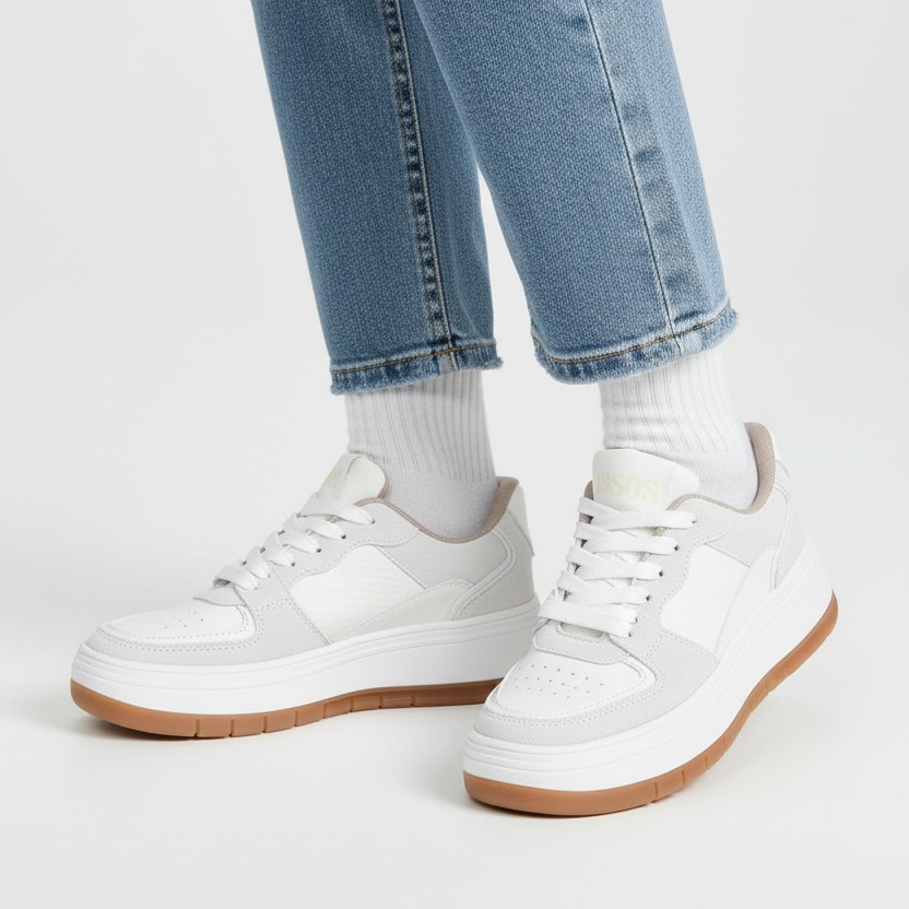 Modelo toma cerrada tenis blanco