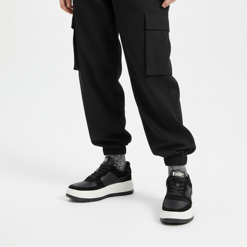 Modelo toma cerrada tenis negro