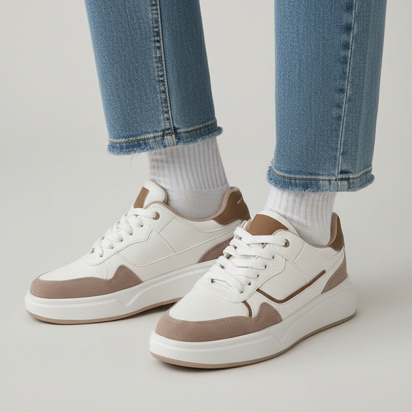 Modelo toma cerrada zapatilla deportiva blanca con detalles beige Ref 7932