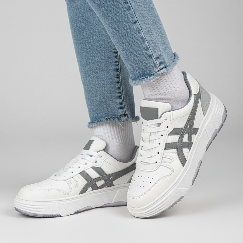 Modelo toma cerrada zapatilla deportiva blanca con detalles grises Ref 7983