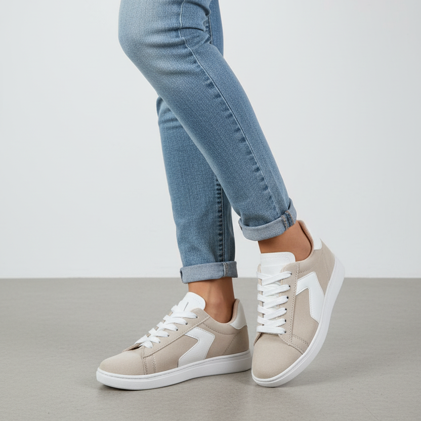 Modelo toma cerrada zapatilla deportiva gamuza arena con detalles blancos Ref 8064