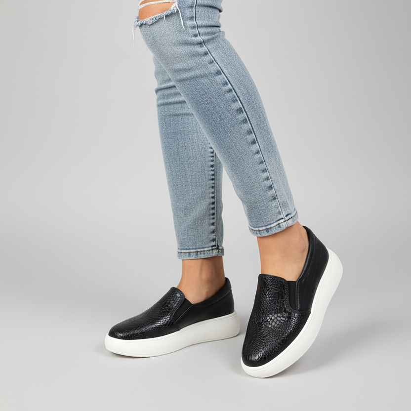 Modelo toma cerrada zapatilla slip-on negra con textura cocodrilo y plataforma Ref 8105