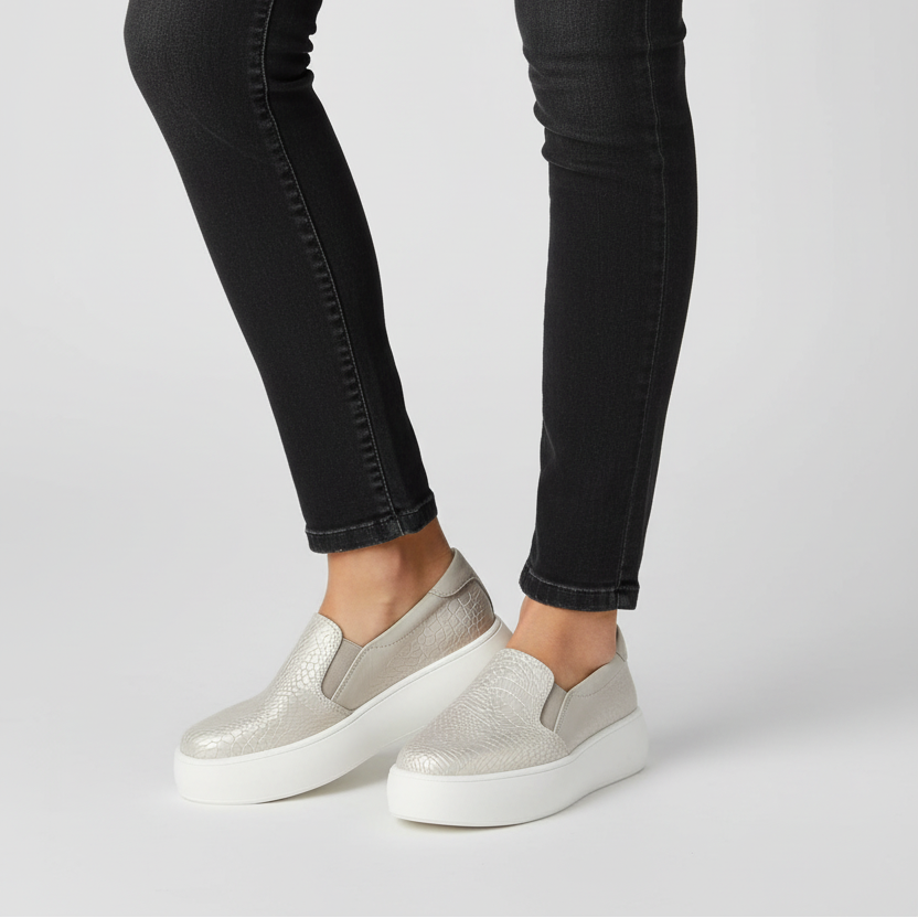 Modelo toma cerrada zapatilla slip-on perla con textura cocodrilo y plataforma Ref 8105