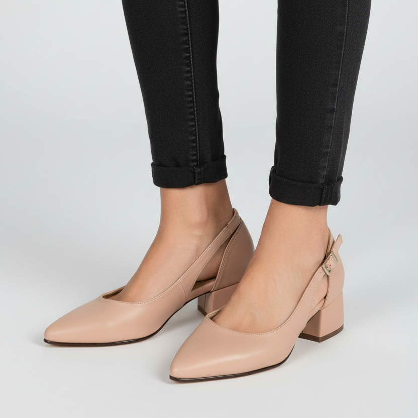 Modelo toma cerrada zapato slingback nude con diseño igual al original Ref 7858