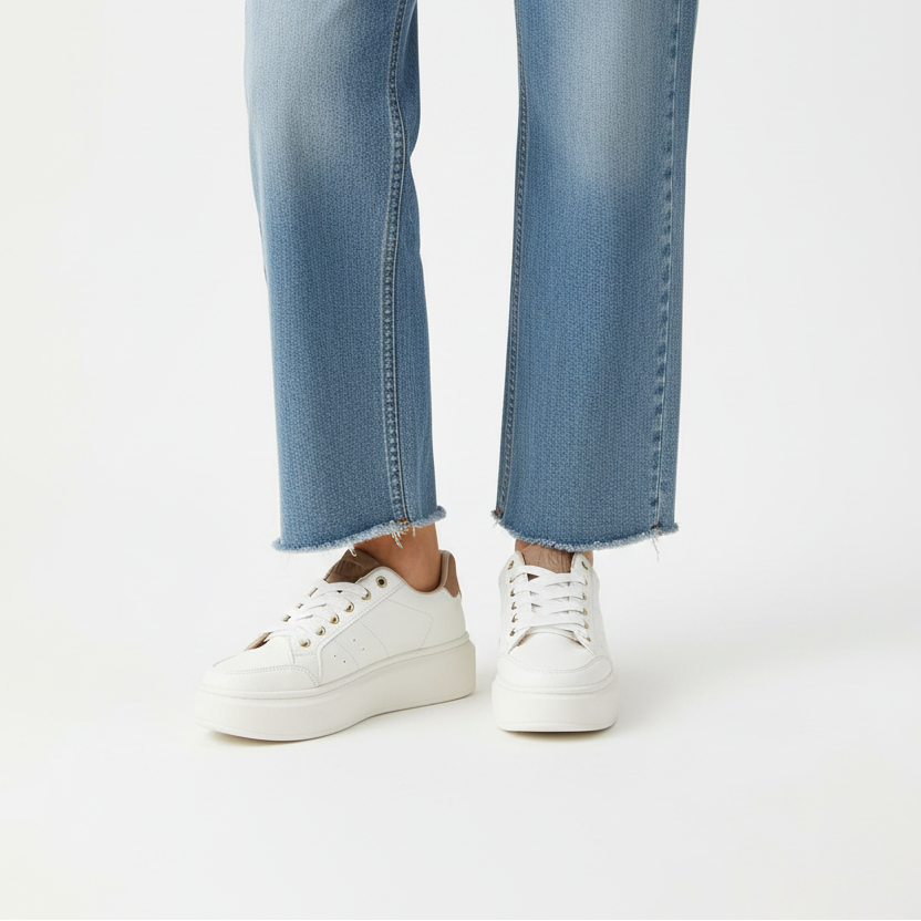 Modelo usando Ref 7805 Blanco - toma cerrada