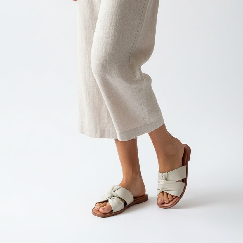 Modelo usando sandalias PASOS blancas