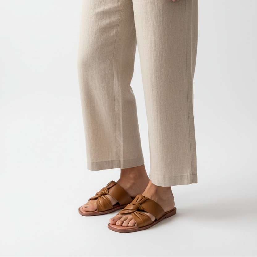 Modelo usando sandalias PASOS camel doble tira