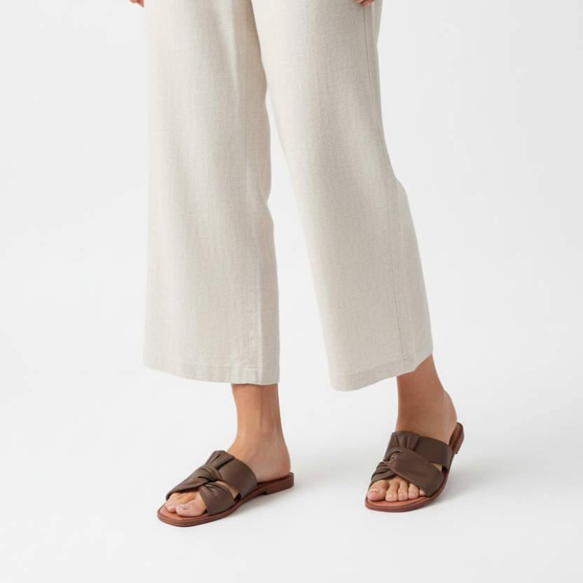 Modelo usando sandalias PASOS - detalle