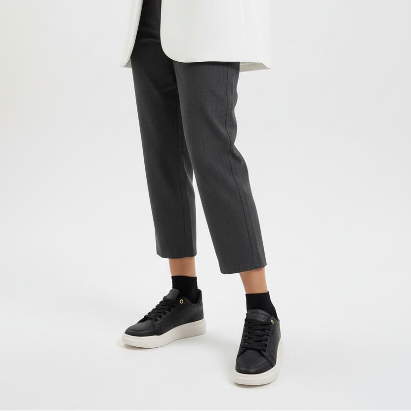 Modelo usando tenis 7805 negro