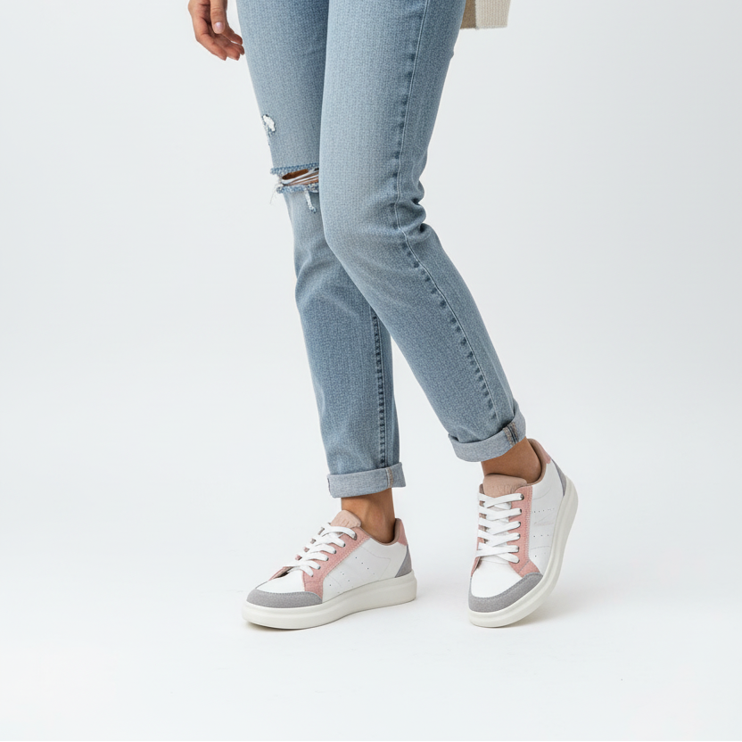 Modelo usando tenis 7805 nude