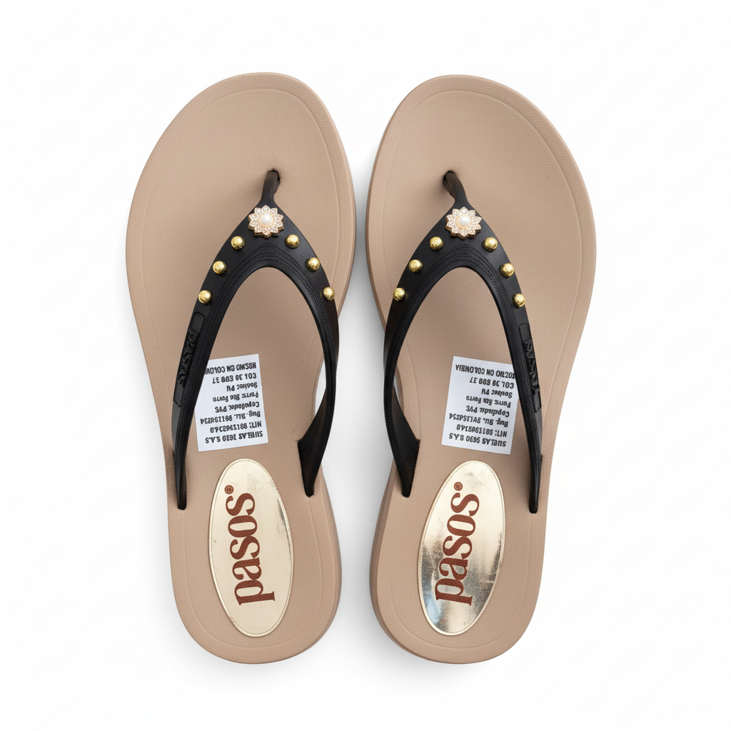 Vista aérea flip-flop negro con tachuelas doradas