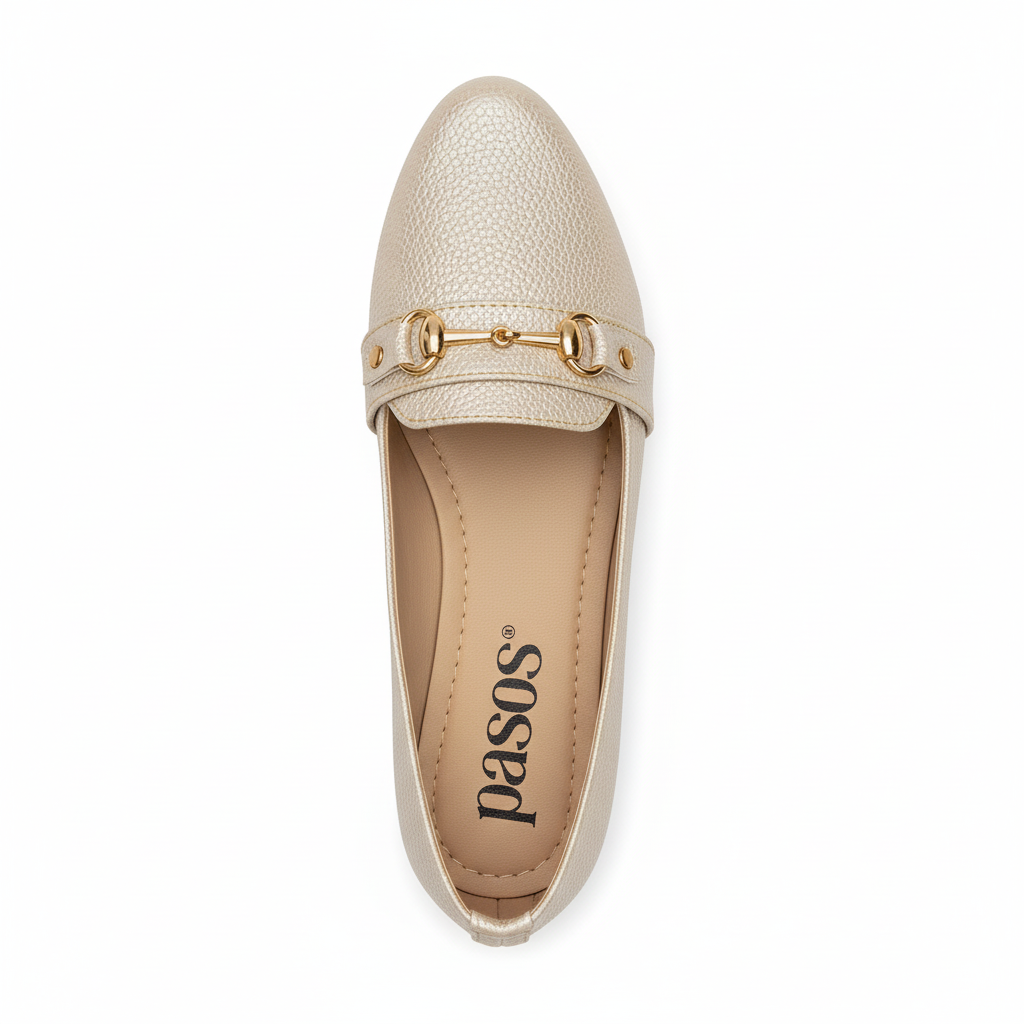 Vista aérea mocasín cuero texturizado perla con herradura dorada Ref 8142