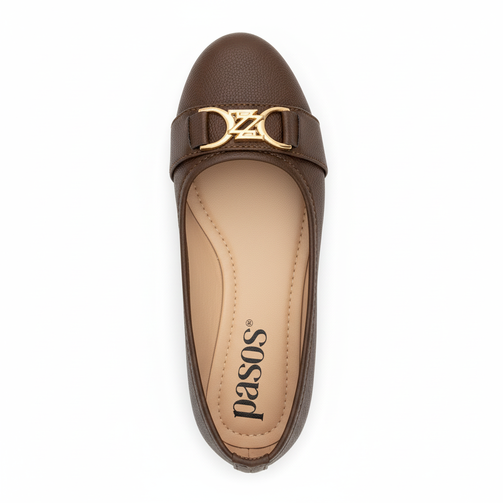 Vista aérea mule cuero texturizado café con hebilla dorada Ref 8147