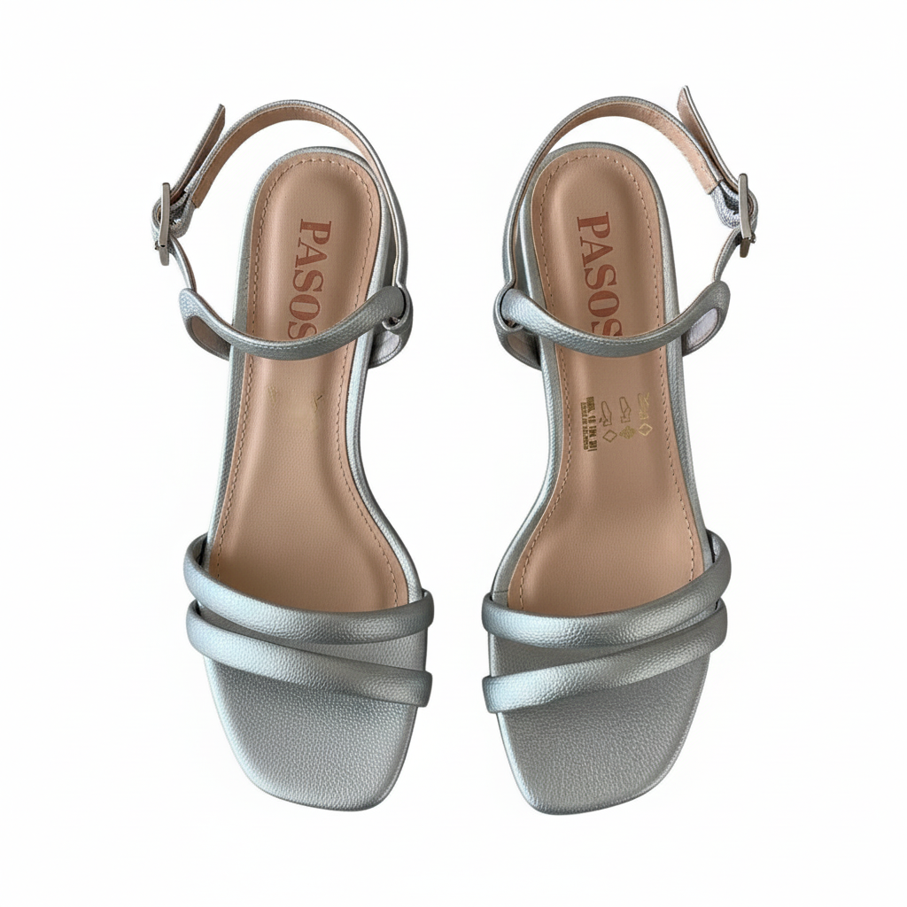 Vista aérea par de sandalias plateadas tacón bloque dos tiras Ref 7589