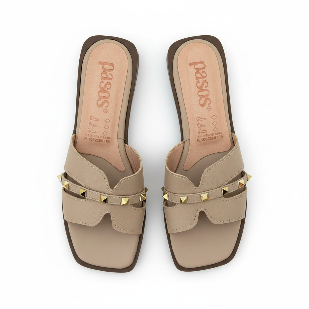Vista aérea par mule beige plana dos correas rockstud dorado logo pasos Ref 8204