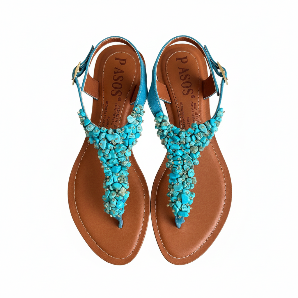 Vista aérea sandalia T-strap azul celeste con pedrería